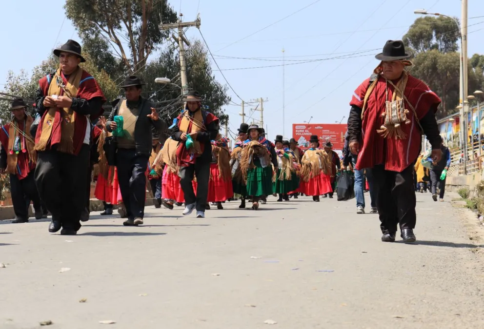 Los Ponchos Rojos levantaron el bloqueo e ingresaron a La Paz esta mañana. Foto: Abi