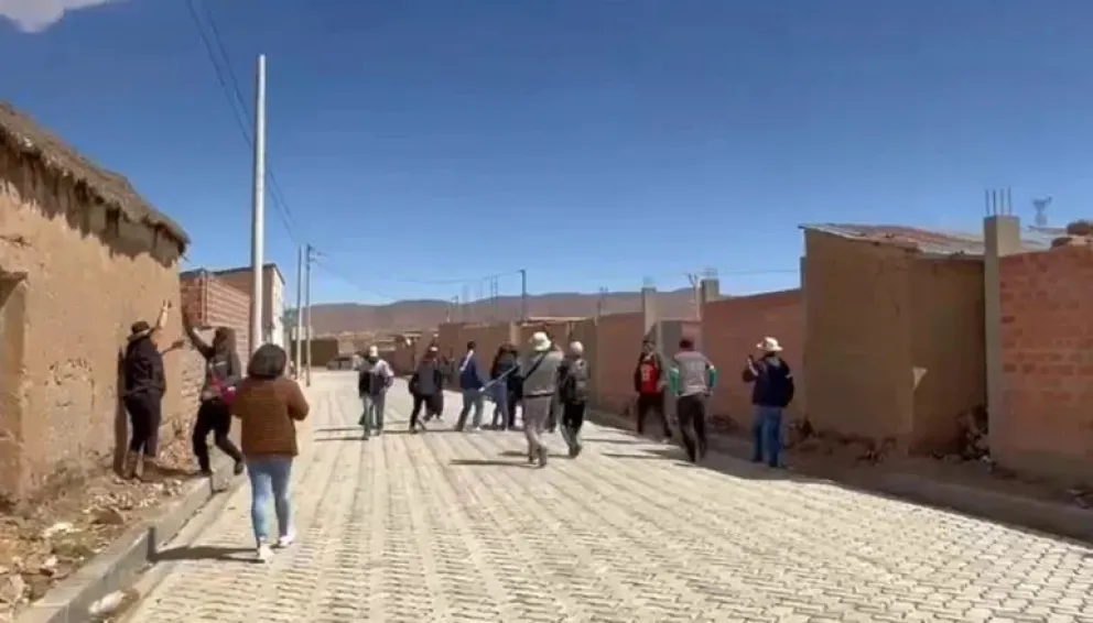 El momento cuando ocurre la agresión, el viernes, en Ayo Ayo. Foto: Red Uno