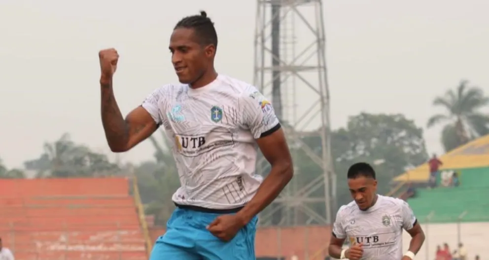 Huberth Sánchez celebra su gol, el del transitorio empate de San Antonio que ganó a Guabirá en Montero. Foto: APG