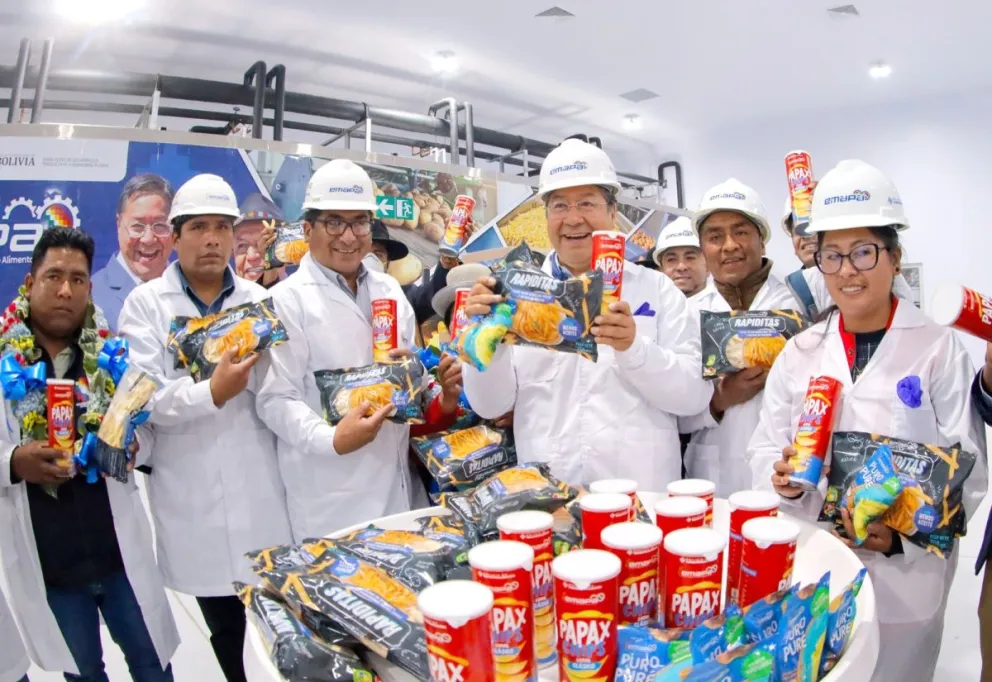 El presidente Luis Arce, junto a otras autoridades, expone el nuevo producto. Foto: Ministerio de Desarrollo Productivo