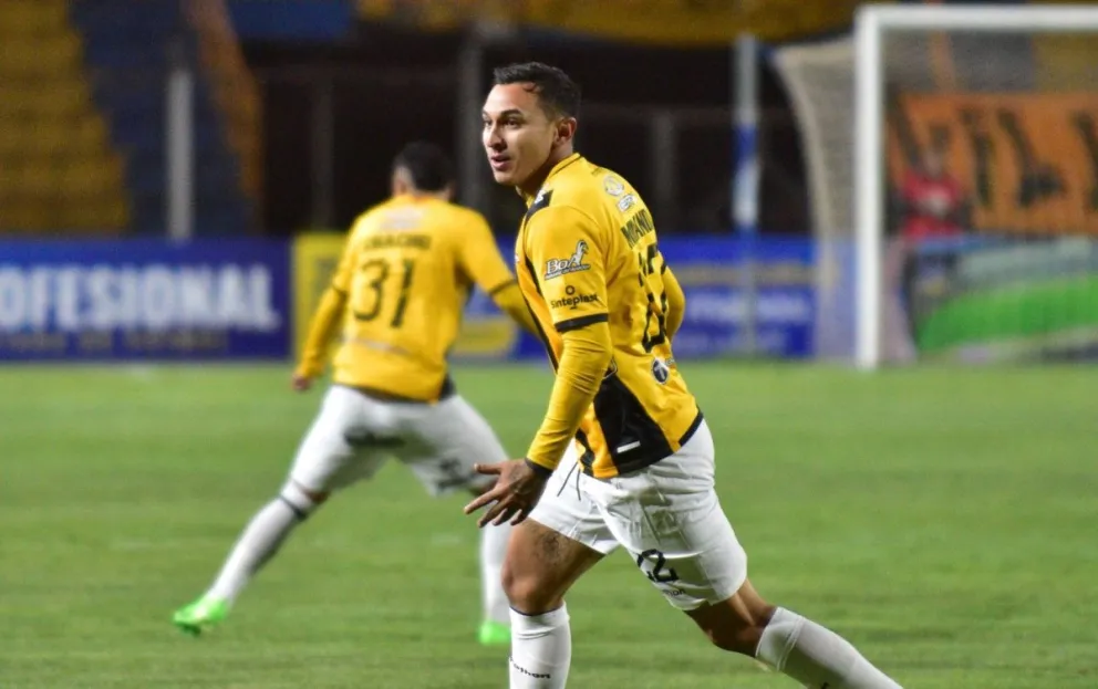 Bruno Miranda, también Ronald Bustos unos metros atrás, festejan el tanto del igualdad del gualdinegro. Foto: APG