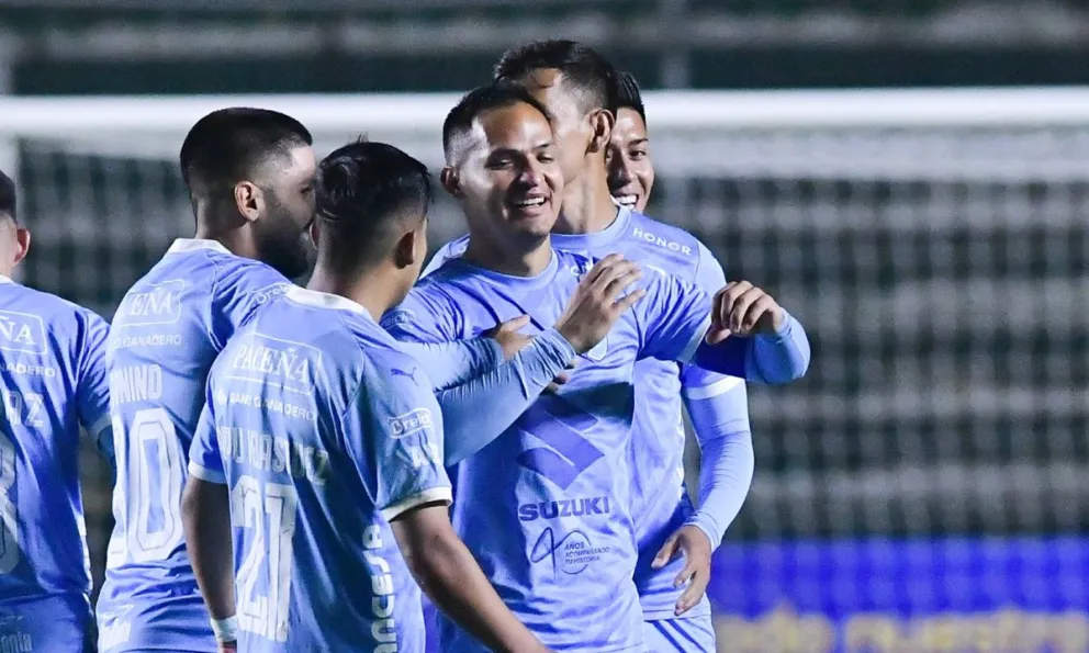 Justiniano (centro) celebra su gol de tiro libre. Foto: APG.