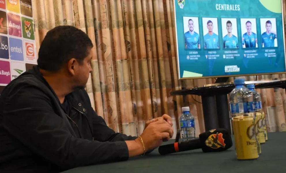 Óscar Villegas, director técnico de la Verde, anuncia la nómina de convocados para los partidos de octubre. Foto: APG