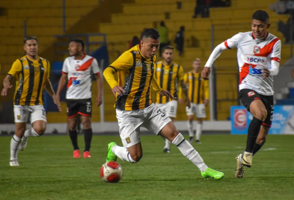 Ronald Bustos, jugador de The Strongest, trata de sacarse la marca de Myhel Ortiz de Nacional. Foto: club The Strongest