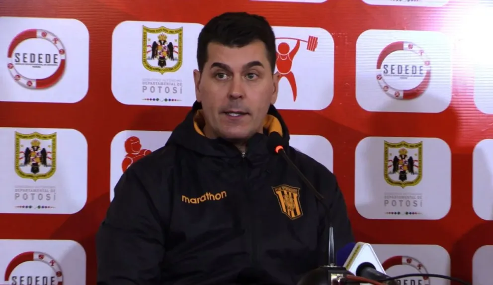 Ismael Rescalvo, el técnico de The Strongest, durante la conferencia de prensa en Potosí.