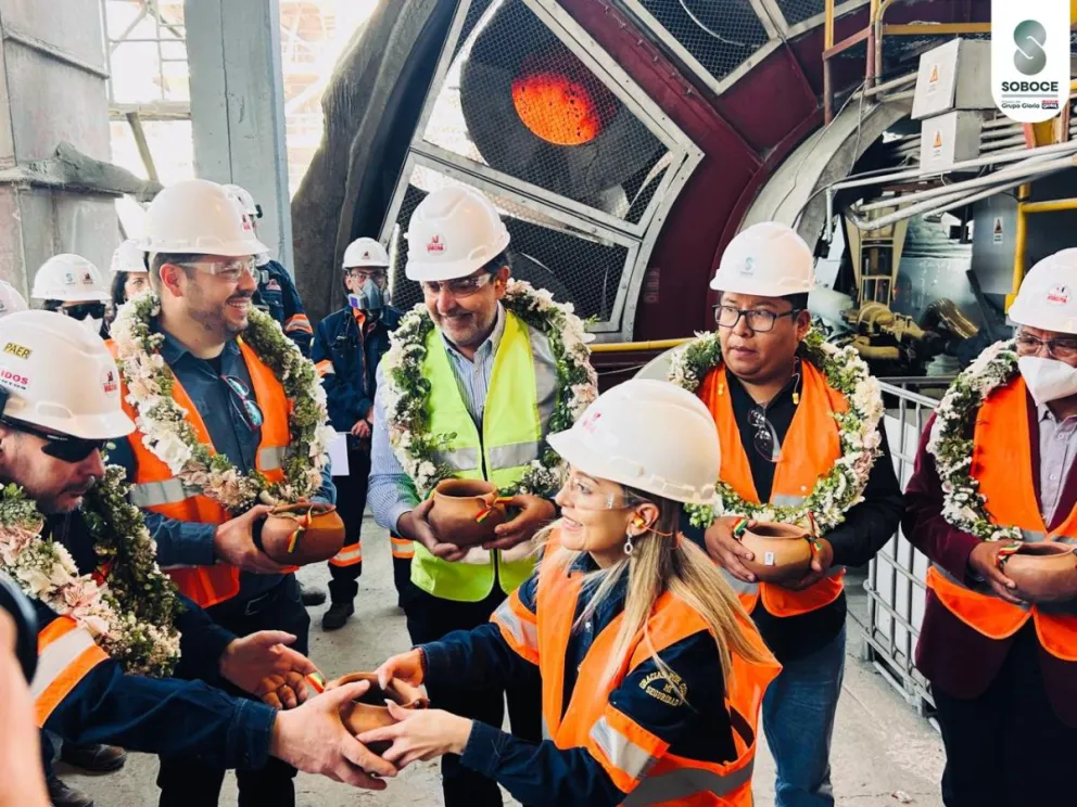 Ejecutivos de la cementera durante la prueba piloto. Foto: Soboce