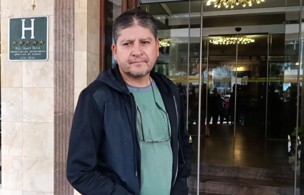 Villegas en el frontis del hotel de concentración de la Verde. Foto: Marcos Bonilla.