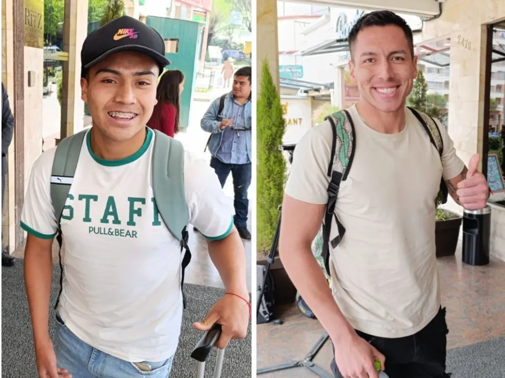 Jhon Velásquez (izq.), jugador de Bolívar, y Alejandro Torres, arquero de Oriente, a su llegada a la concentración de la selección.