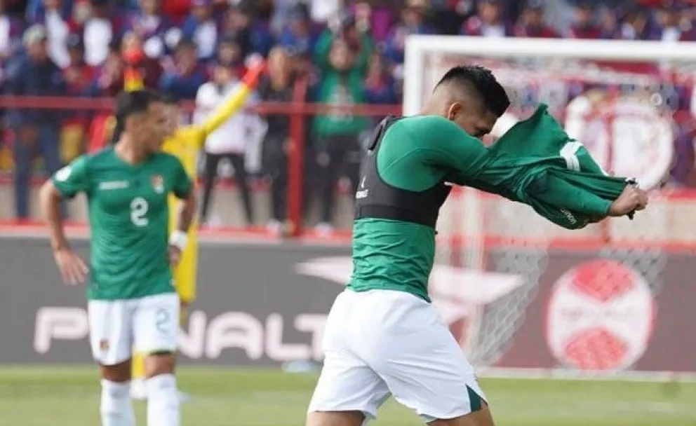 Ramiro Vaca se saca la polera y festeja el primer gol de Bolivia frente a Venezuela. Foto: APG
