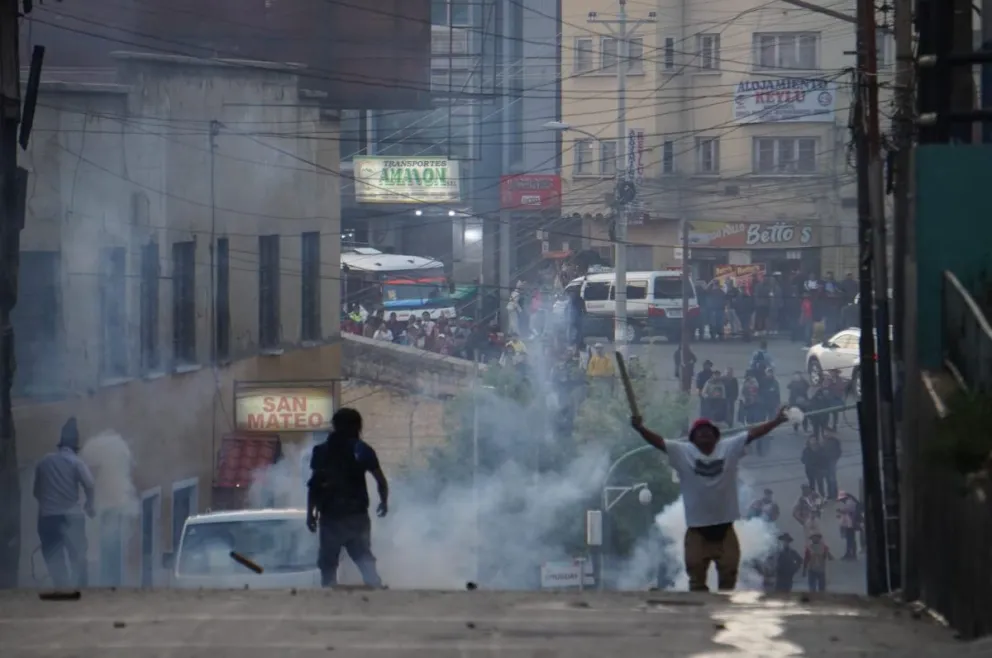 La marcha finalizó en enfrentamientos entre policías y afines al expresidente Morales. Foto: APG