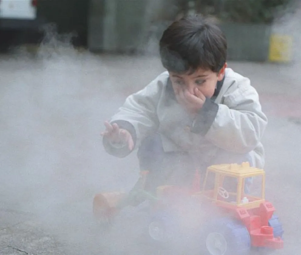 Imagen referencial de un menor afectado por humo. FOTO: Funes Hoy