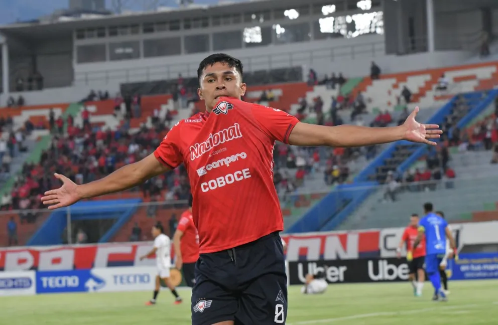 Héctor Bobadilla celebra el segundo gol de los aviadores que se impusieron a Real. Foto: APG