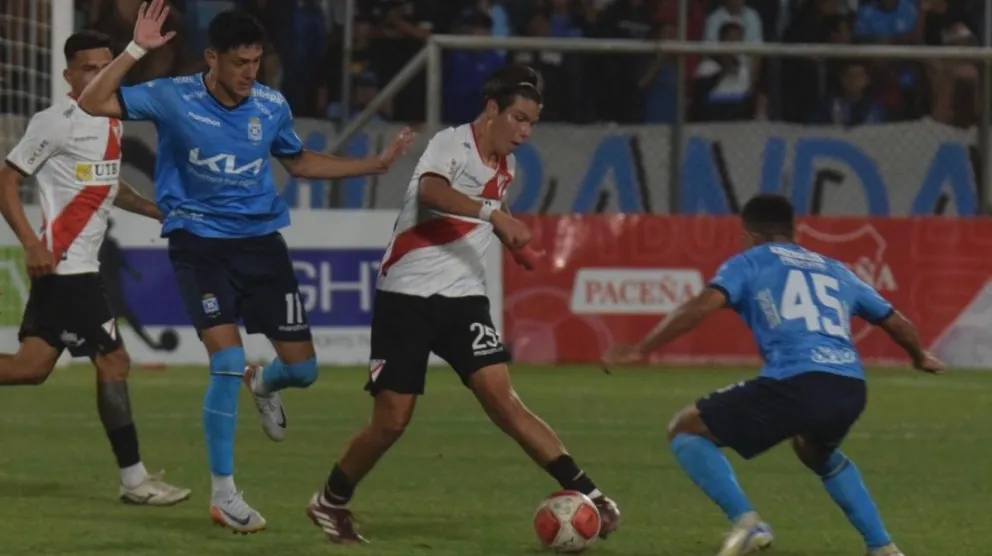 Una incidencia del juego disputado en el estadio Gilberto Parada de Montero. Foto: APG
