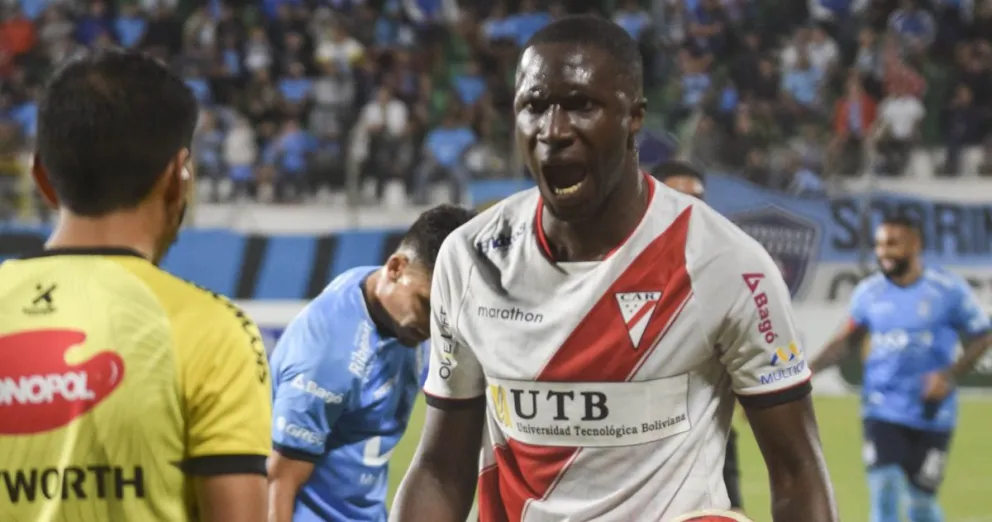 Luis Caicedo, jugador de Always Ready, le comunica al árbitro su decisión de retirarse de la cancha por las agresiones racistas en su contra. Foto: APG
