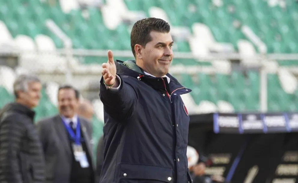 El técnico Ismael Rescalvo da instrucciones a sus jugadores en un partido en el Hernando Siles. Foto: APG