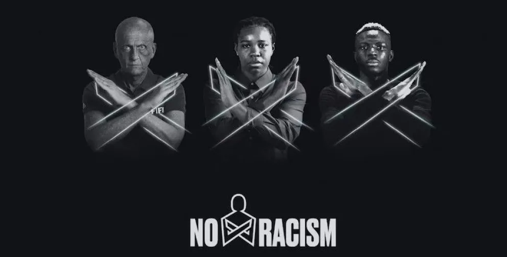 El gesto diseñado y aprobado por la FIFA para poner un alto a los insultos racistas. 