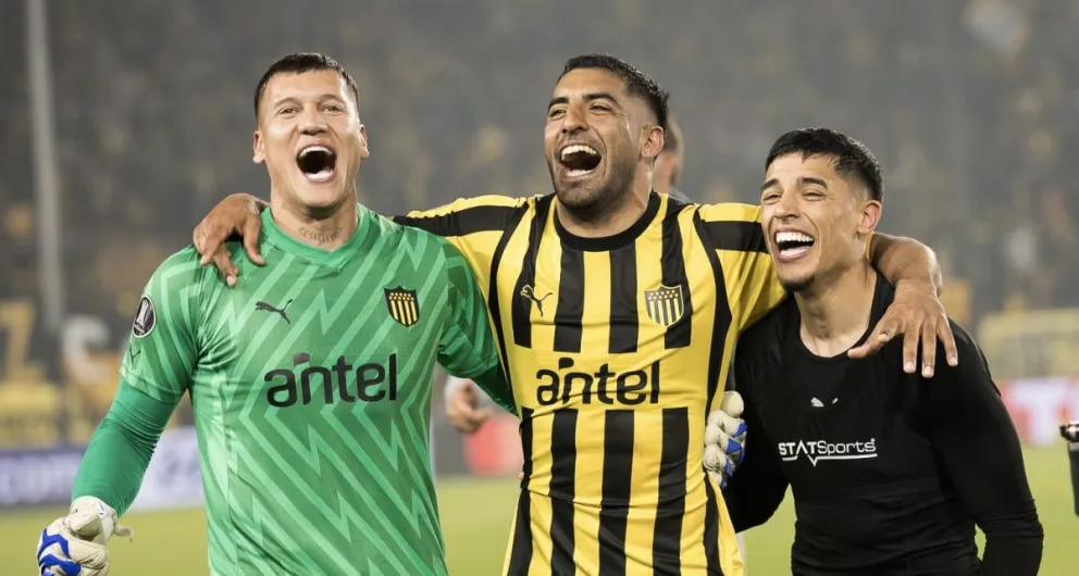 Jugadores de Peñarol celebran su pase a las semifinales. Foto: Conmebol.