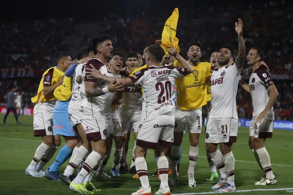 Jugadores de Lanús celebran su victoria en la serie de penales. Foto: EFE.