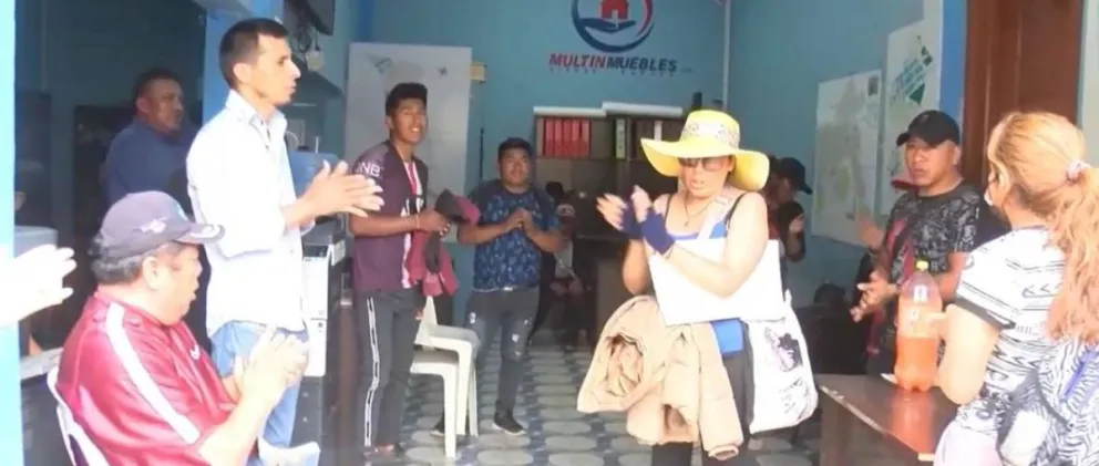 Algunas de las personas que denuncian la estafa. Foto: Unitel