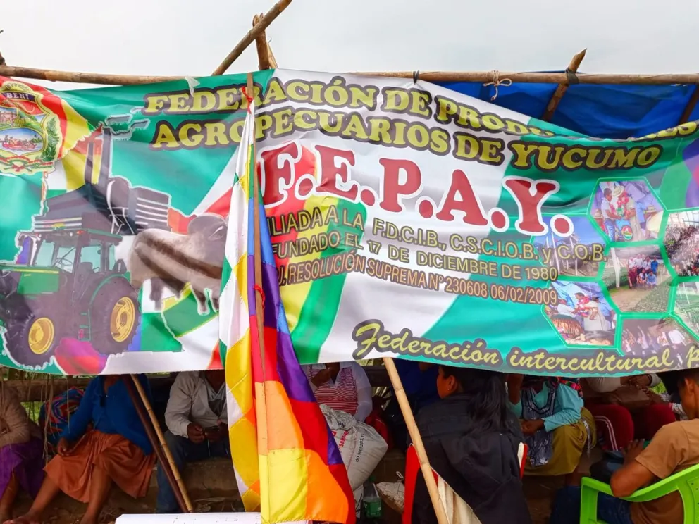 Los miembros de la Fepay mantienen un bloqueo de caminos en Yucumo, piden continuar con el chaqueo. Foto: Pacú TV