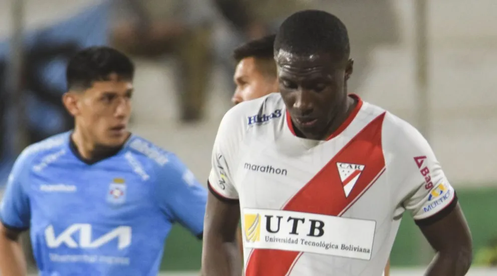 Luis Caicedo (der.) se retira de la cancha luego de haber sufrido insultos con tono racista de aficionados en el estadio de Montero. Foto: APG
