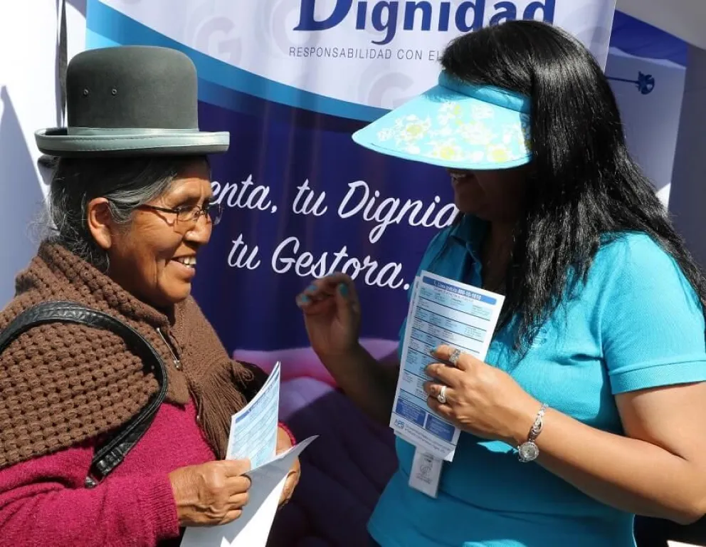 Una jubilada con una funcionaria de la Gestora. Foto: Gestora Pública