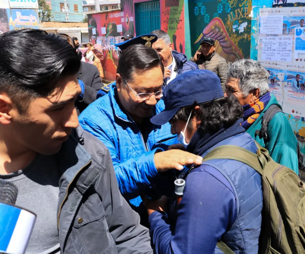Arce saluda a un simpatizante, este viernes en El Alto. Foto: APG