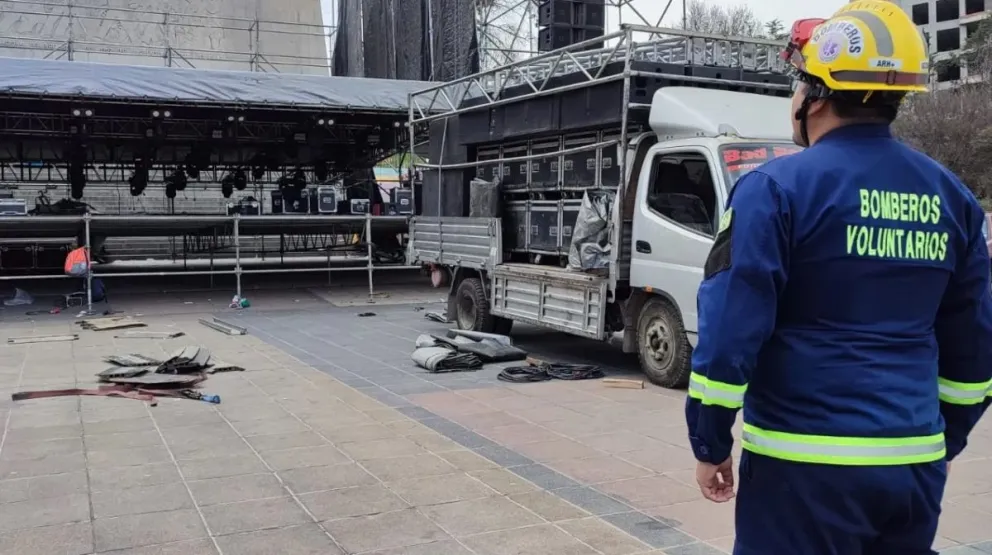 Trabajadores instalando el escenario. FOTO: AMUN
