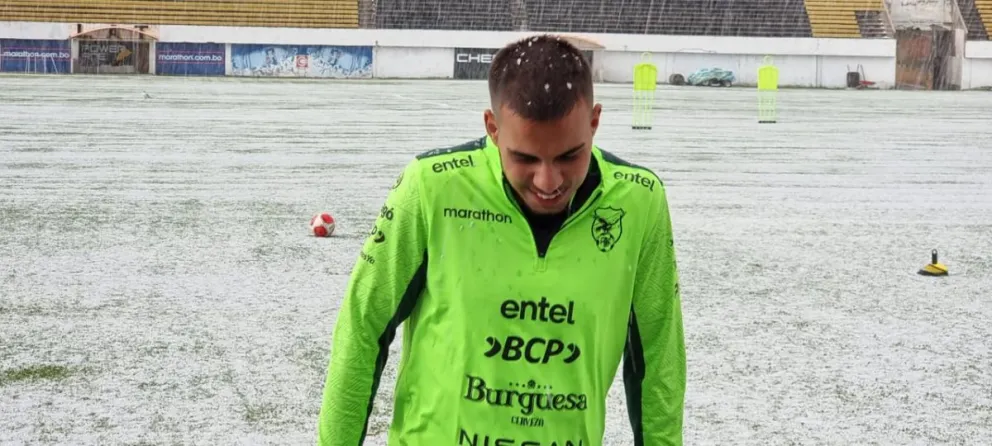Robson Matheus aprovechó para tomarse fotografías con el fondo de la cancha cubierta de granizo. Foto: Marcelo Avendaño. 