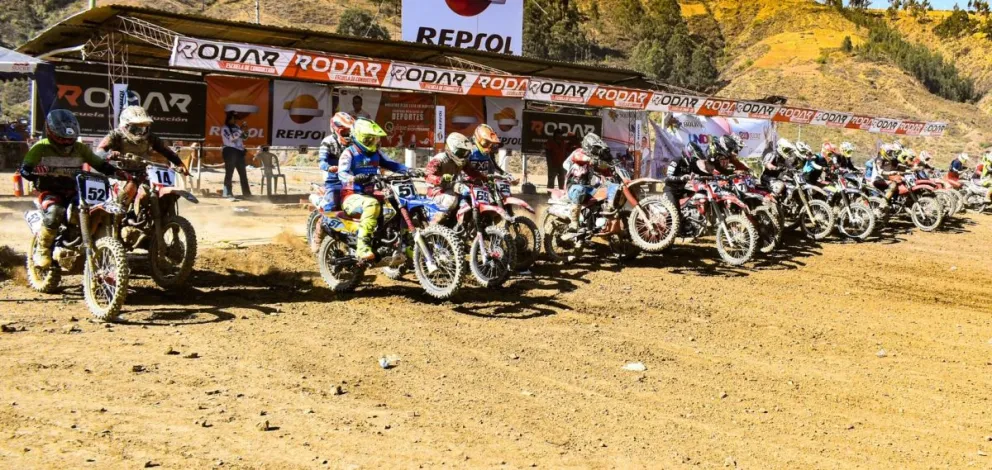 Varios pilotos en una carrera pasada. Foto: Federación Boliviana de Motociclismo.