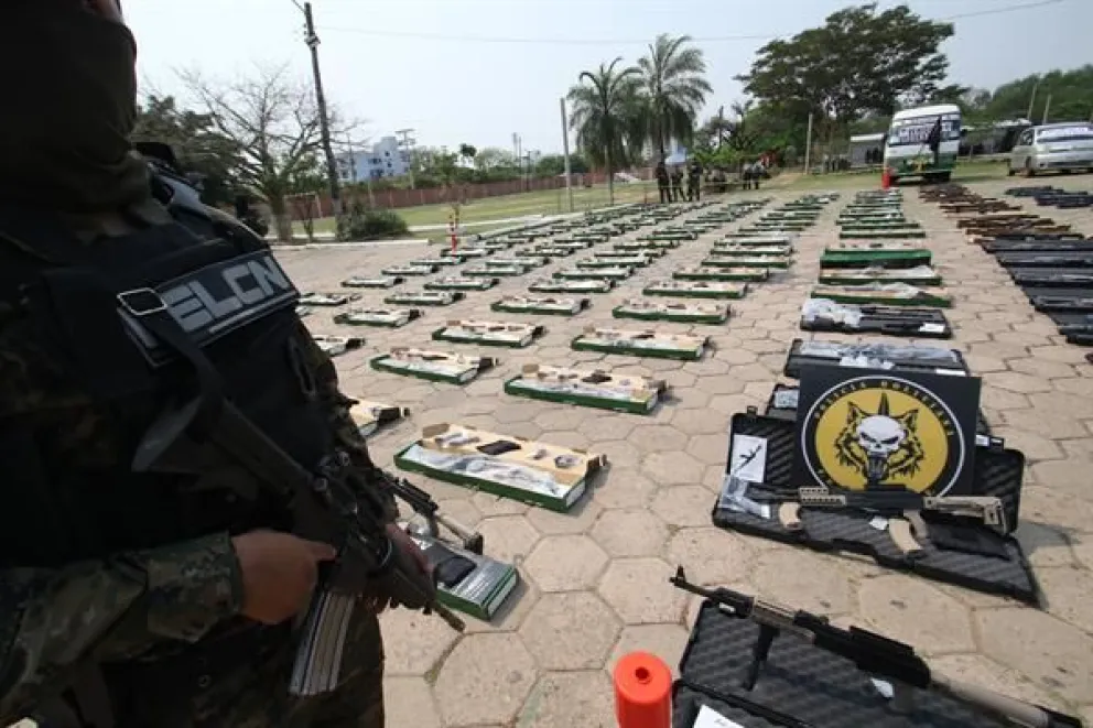 Fotografía de 192 armas decomisadas por la policía al narcotráfico, este sábado en un almacén del Aeropuerto Internacional de Viru Viru en Santa Cruz (Bolivia). EFE/Juan Carlos Torrejón
