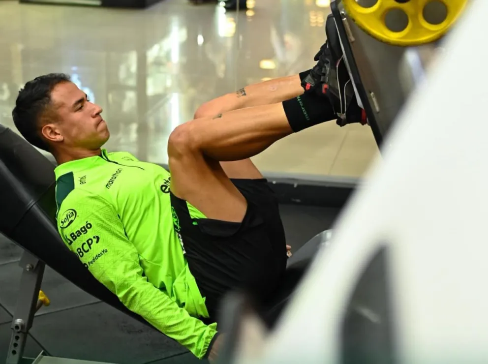 Marcelo Suárez realiza ejercicios en el gimnasio durante la sesión del viernes. Foto: FBF