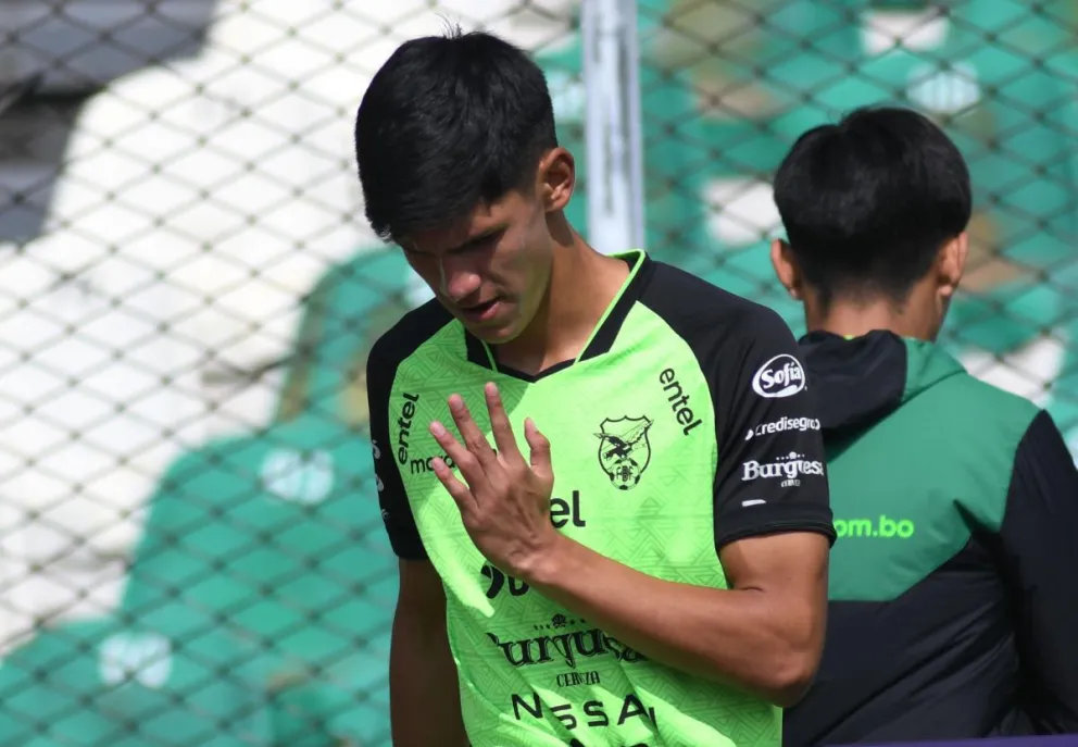 El central Marcelo Torrez en un entrenamiento en el Siles previo a los partidos con Venezuela y Chile. Foto. FBF