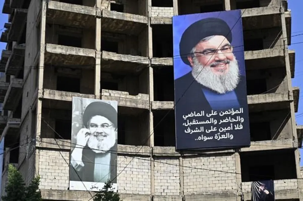 Retratos del líder de Hezbolá, Hassan Nasrallah, están colgados en un edificio en los suburbios del sur de Beirut, después del anuncio de su muerte. EFE/EPA/WAEL HAMZEH