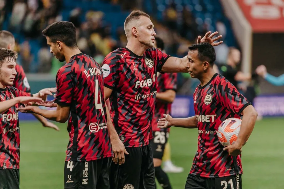 Roberto Carlos Fernández (der.) felicita a su compañero Artem Dzyuba después de anotar el segundo gol de su equipo. Foto: Akron