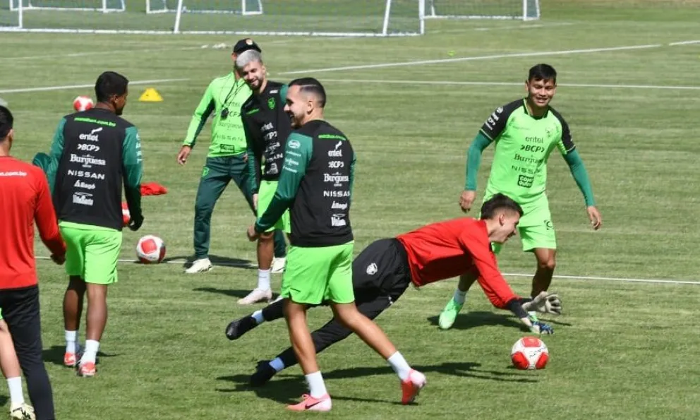 Widen Saucedo, con cabello rubio, en pleno trabajo de este domingo en Achumani. Foto: APG.