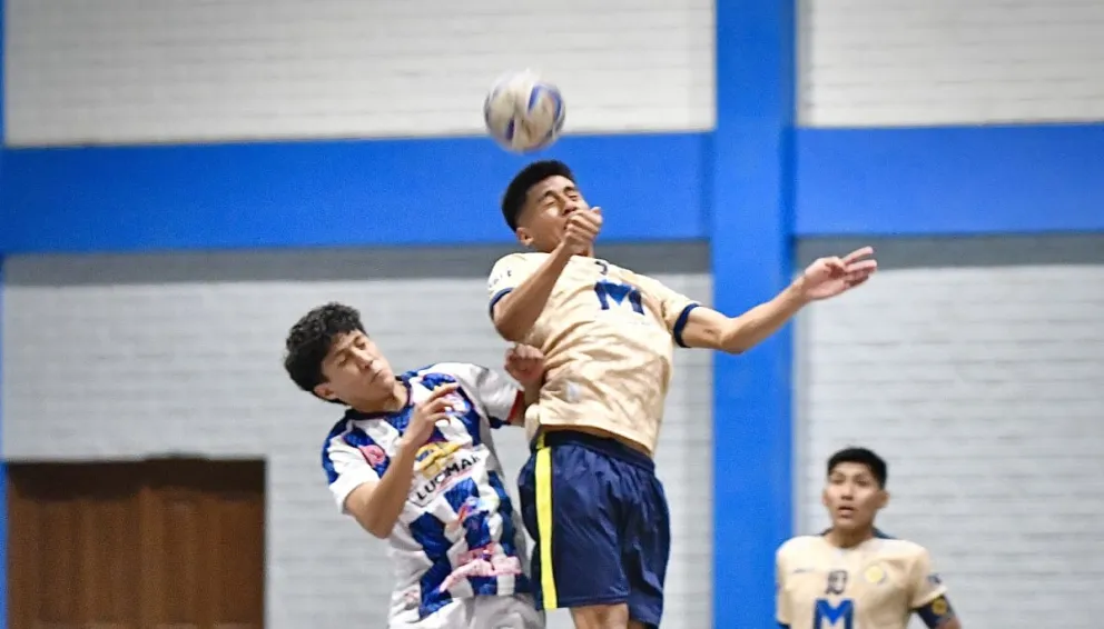 Incidencia entre Muriel (de mostaza) y Lizondo. Foto: Víctor Muriel.