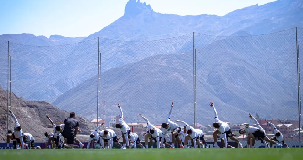 Los futbolistas de la Academia en un pasado entrenamiento en Ananta. Foto: Club Bolívar.