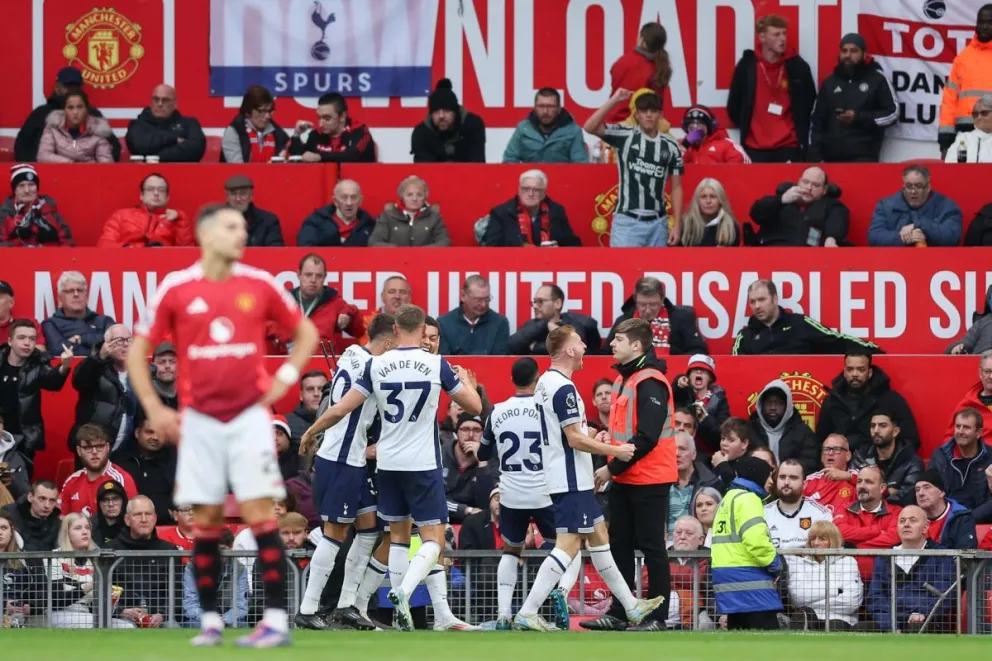 Los jugadores del Tottenham celebran ante la desazón del United. Foto: EFE.
