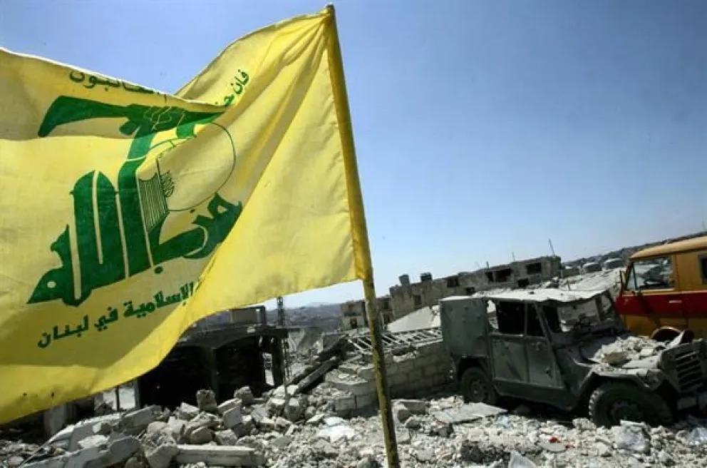Fotografía de archivo de la bandera del grupo chií libanés Hizbulá. EFE/EPA/MOHAMED MESSARA