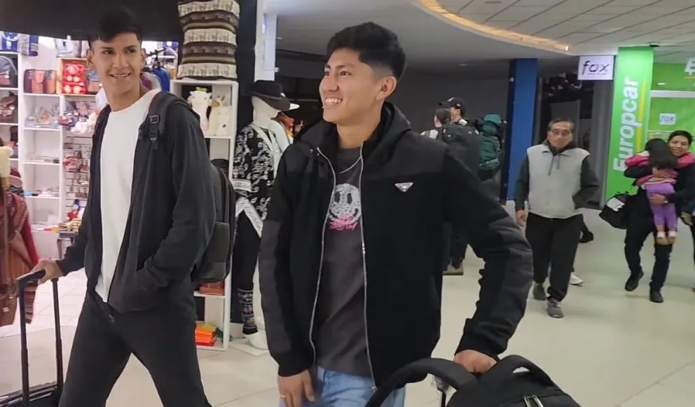 Torrez (izq.) y Terceros, tras su arribo al aeropuerto de El Alto. Foto: Sports 360.