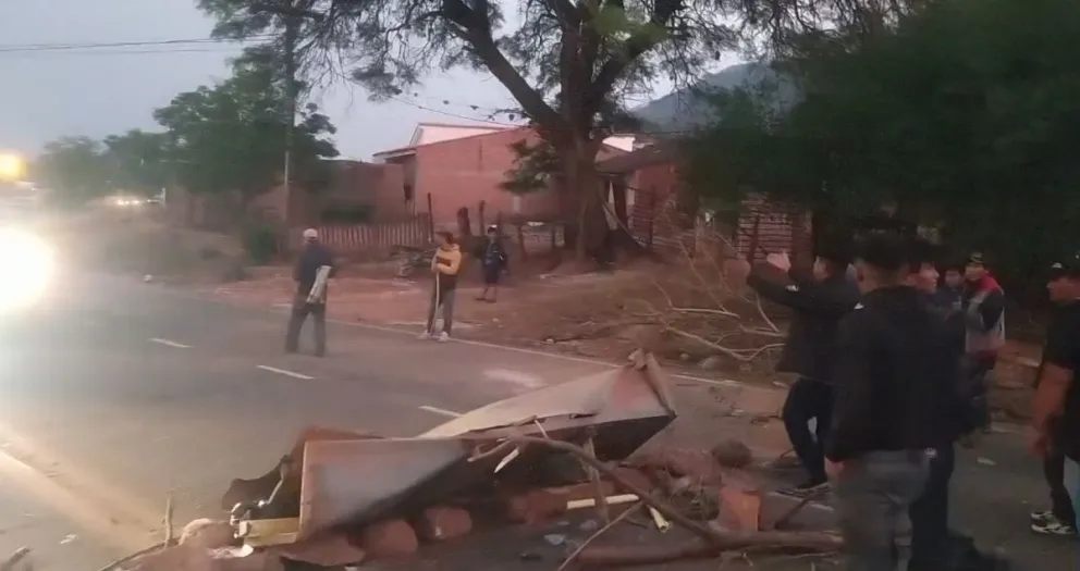 Los escombros fueron retirados de la carretera, esta madrugada. Foto: Captura de video