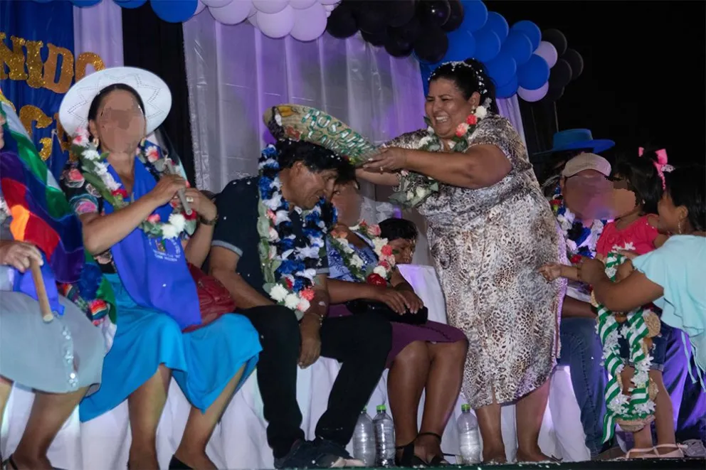 La concejal Rosario Callejas en un acto del MAS, pone un sombre a Evo Morales. Foto; Rasario Callejas