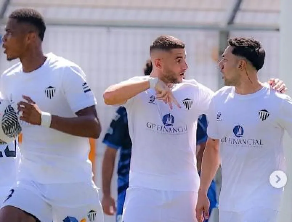 Carmelo Algarañaz (der.), celebra con sus compañeros del Kalamata FC. 