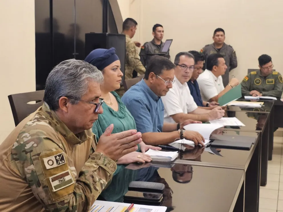 Las autoridades reunidas en Santa Cruz este lunes. Foto: Ministerio de Defensa