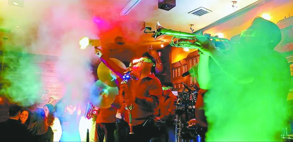 Agrupación actúa en vivo en una fiesta. Esta es la principal fuente de ingresos. FOTO: Grupo Cumbia Boliviana en Facebook