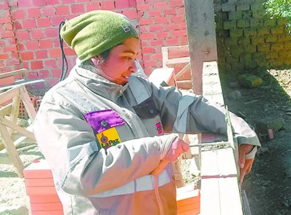 Una de las expertas disponibles en la aplicación, trabaja en la construcción de un muro de ladrillos. Foto: Mujeres Constructoras