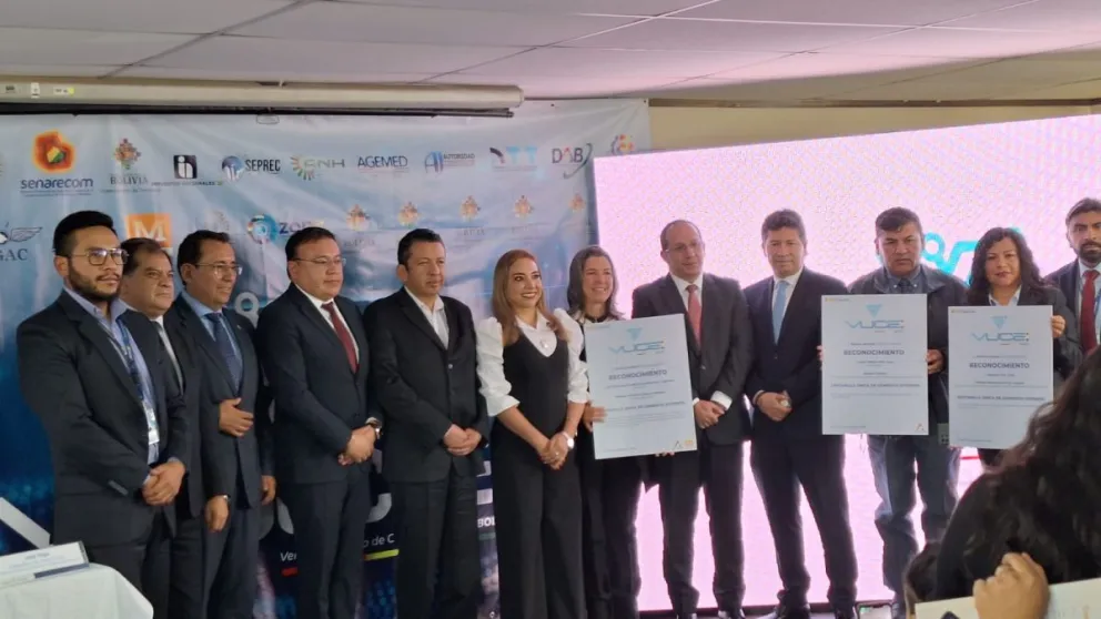 La presidenta de la Aduana, junto a empresarios y primeros beneficiarios de la Ventanilla Única de Comercio Exterior. Foto: MBelmonte.