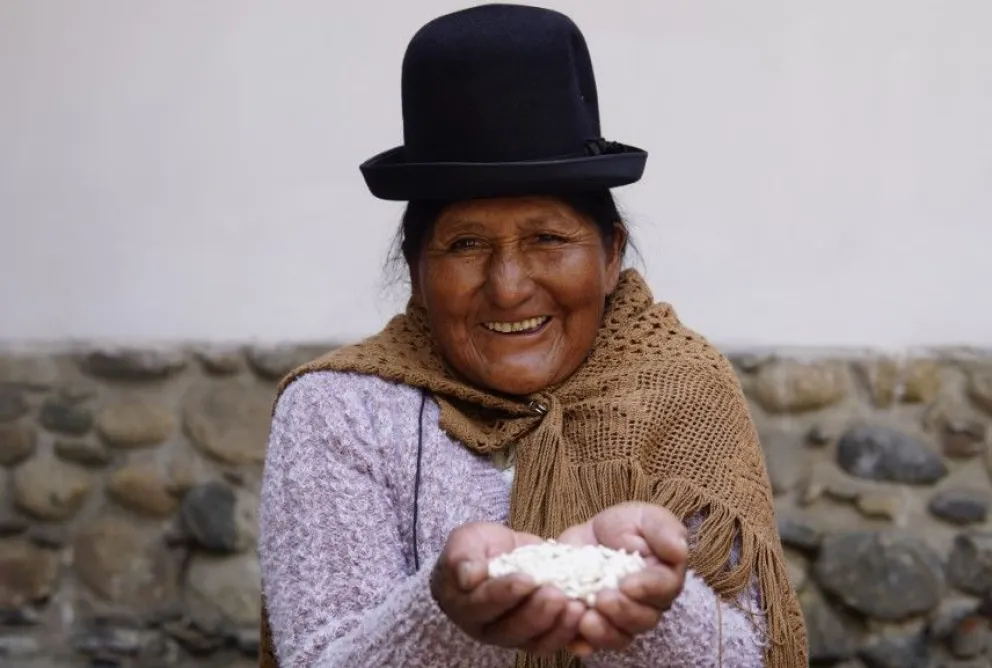 Ana Aguilar Ríos, de la comunidad de Sahuiña, que está a 15 minutos de Copacabana, muestra las semillas del tarwi. Foto: José Fernández