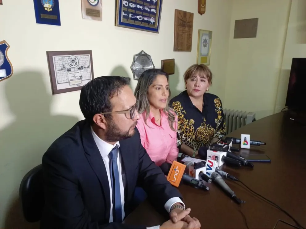 La defensa de Añez, en conferencia de prensa. Foto: DTV